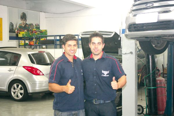 Os irmãos Zautison (à esquerda) e Felipe são os proprietários da rede de retíficas “Base” de Guarulhos-SP